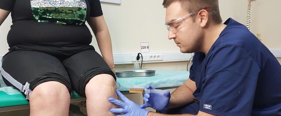 Ortopedi doktoru osteoartrit için diz eklemine eklem içi enjeksiyon yapar.