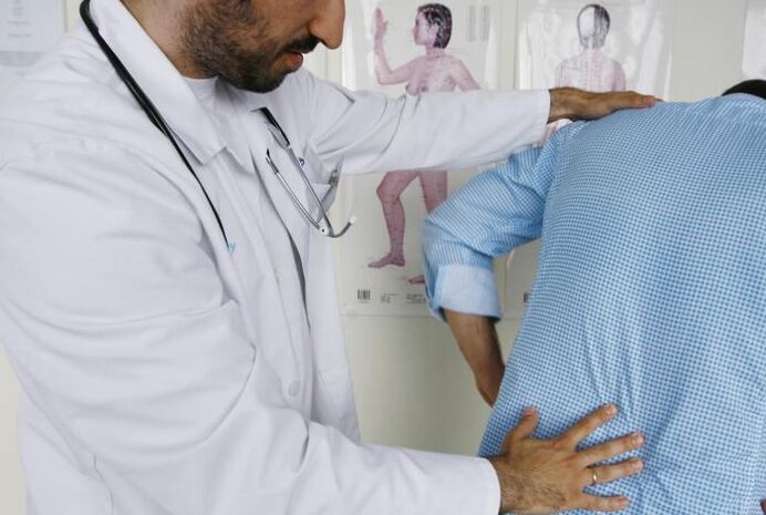 Doktor bel bölgesinde sırt ağrısı olan bir hastayı muayene ediyor