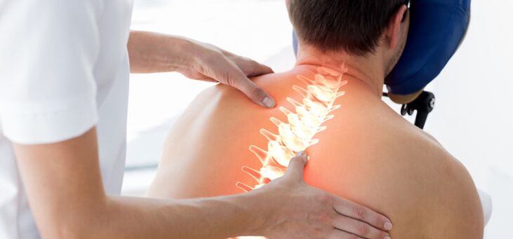 Osteokondrozlu bir hasta doktor tarafından muayene ediliyor