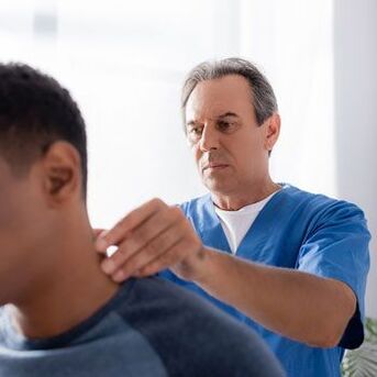 Bir doktor boyun ağrısı olan bir hastaya tanı muayenesi yapar.